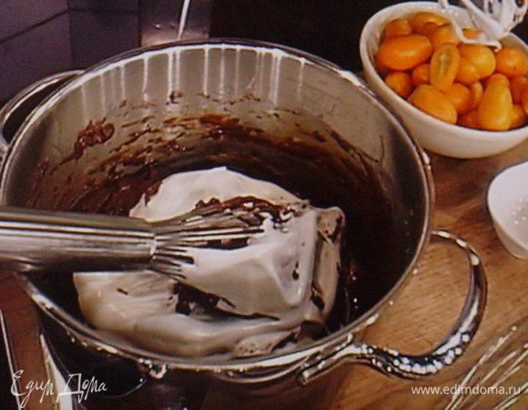 Взбитый белок поэтапно ввести в тесто.