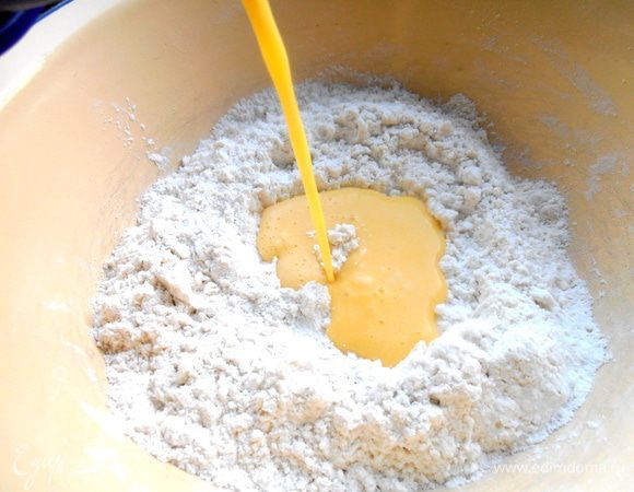 Вливаем массу в просеянную муку.