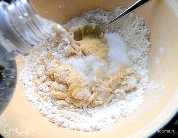 Дома была минералка, что очень даже не плохо для фритюра! Добавляем до состояния жидкой сметаны.