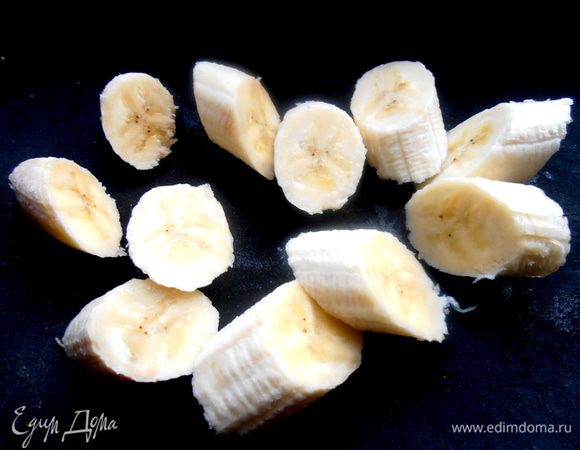 Сначала под руку попались бананы... Режем на дольки.
