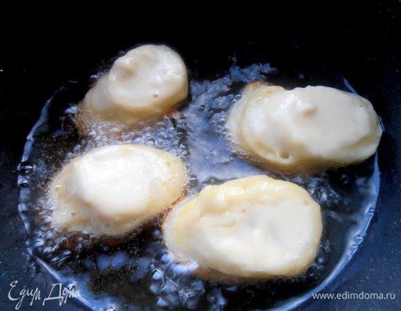 Переносим вилкой в разогретое масло и жарим до золотистости.