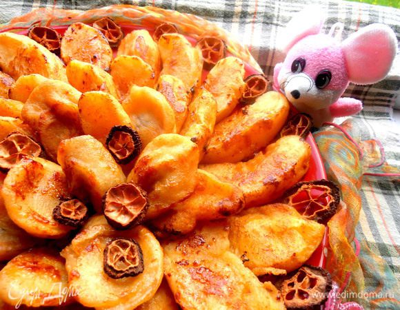 Для подачи раскладываем веером апельсиновые дольки, а в центре банановые кусочки.