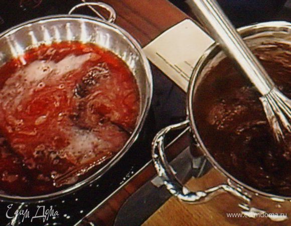 Сварить сироп из 50 г сахара с добавлением спецый и вина.