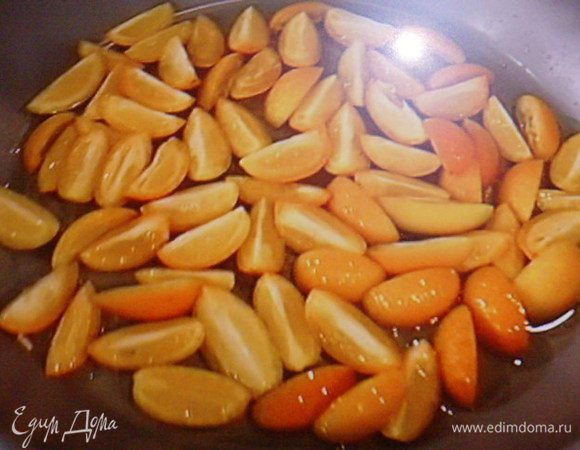 Кумкват порезать на дольки, смешать с сиропом, выпарить, потомить 5 мин, пока соус не загустеет.