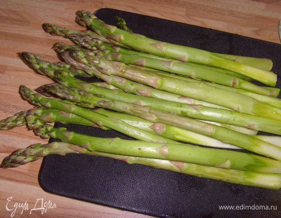 Спаржу помыть, избавиться от плотных концов (отломать).