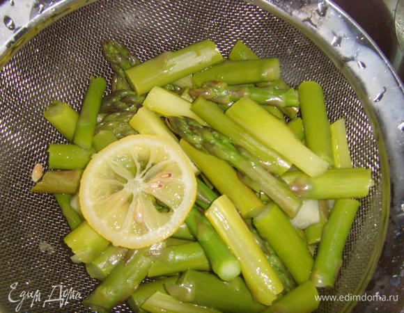 Спаржу откинуть на сито, дать стечь лишней жидкости.