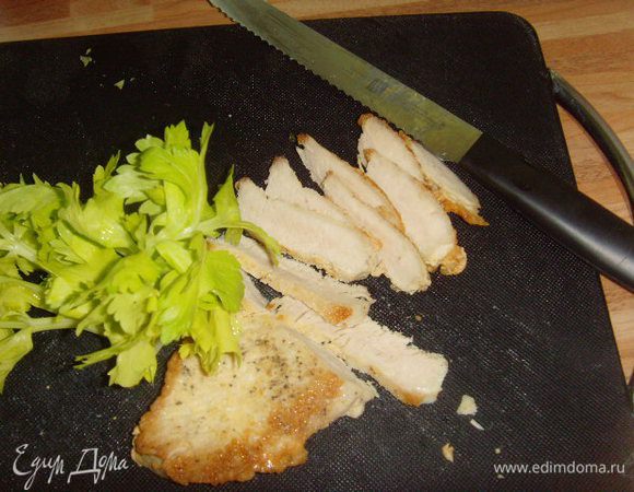 Свинину,( у меня оставшуюся от вчерашнего обеда, можно заменить на ветчину) нарезать тонкими ломтиками.