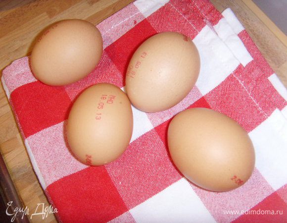 Яйца отварить.