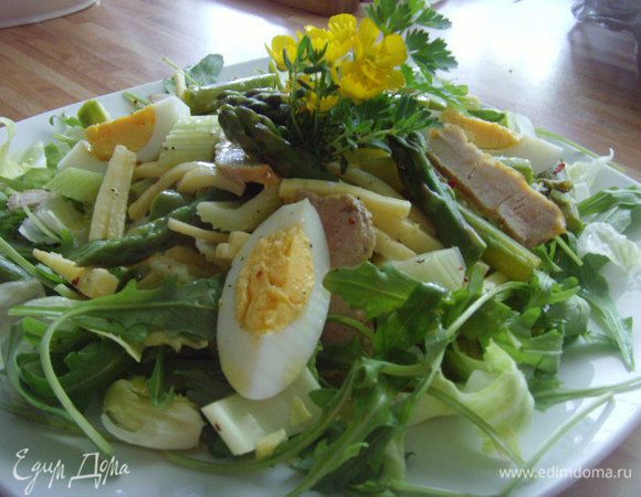 Остальные ингридиенты смешать с мясной нарезкой и крупно покрошенными яйцами, заправить оставшейся заправкой и выложить на салатные листья.