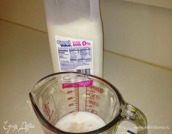 В телом молоке растворить дрожжи и пока отставить всторону.