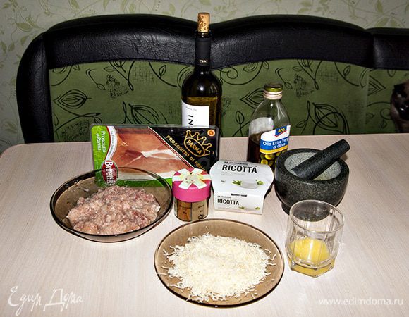 Подготовить все ингридиенты. Сыр натереть, перец измельчить.