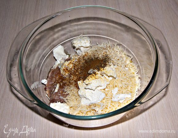 Смешать фарш, рикотту, сыр, желток, перец, мускатный орех. Посолить.