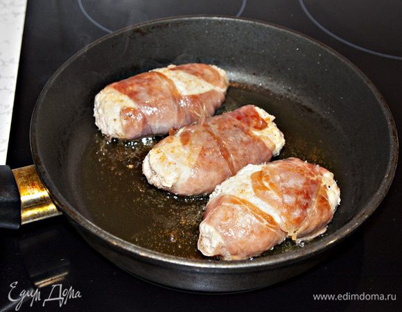 Обжарить котлетки на оливковом масле с двух сторон