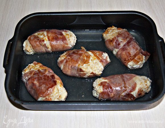 Выложить на противень и залить одним бокалом вина