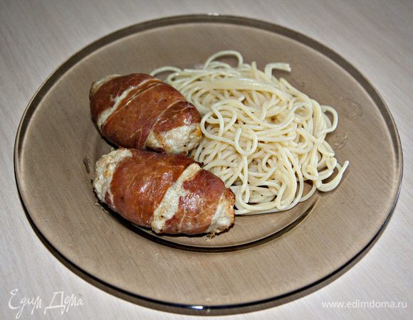 Подавать полпеттоне лучше всего со спагетти