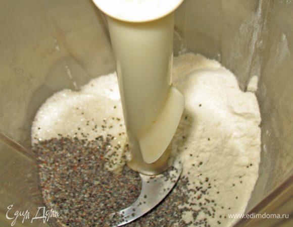 В блендере смешиваем все компоненты для штрейзеля и охлаждаем в холодильнике. 


