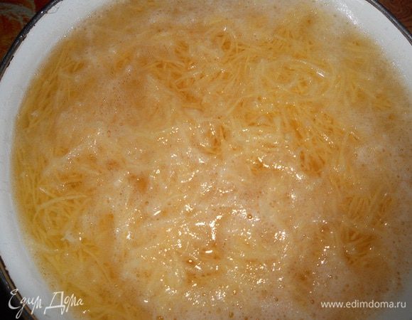 Картофель почистить, помыть и натереть на самой мелкой терке. Тереть лучше в воду, как показано у меня на фото.