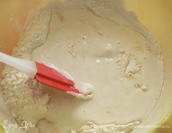 Развести дрожжи в теплом кефире с растворенным в нем сахаром.Просеять муку в миску.Сделать посередине углубление и влить распущенные дрожжи.Оставить бродить, пока они не поднимутся «шапочкой».
