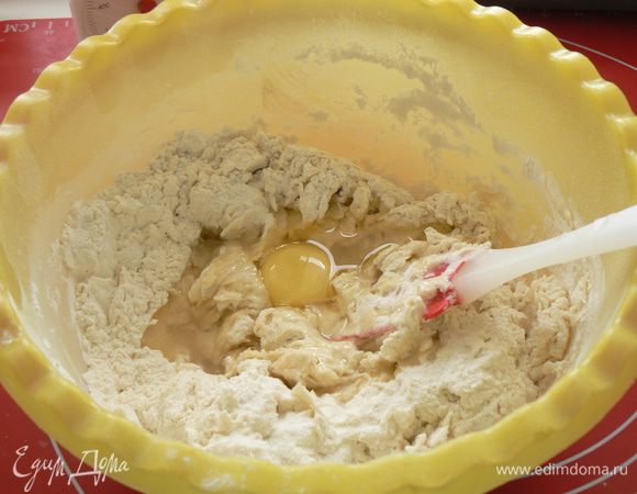 Добавить масло и яйца  с солью.