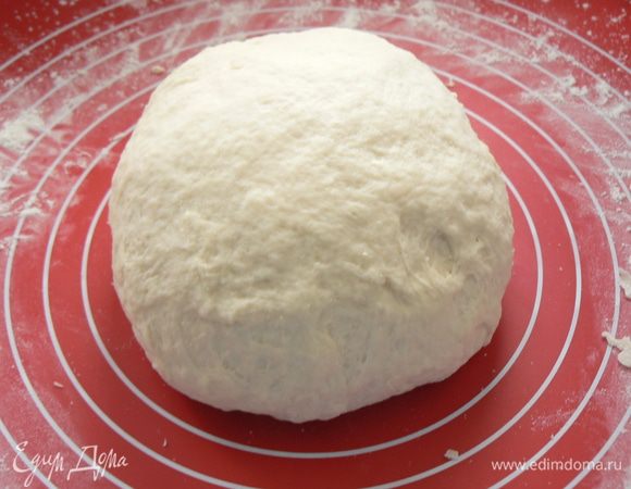 Замесить мягкое тесто, чтобы оно не липло к рукам.Обязательно отбить об стол – тесто станет мягче.


