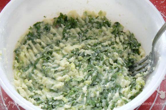 как только замесили тесто, приготовьте начинку: порежьте зелень и смешайте с картофельным пюре.