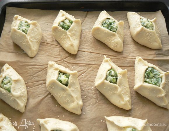  и сразу же приступаем к формированию пирожков.Когда будет слеплен последний пирожок, первые – подошли и готовы в выпечке!
