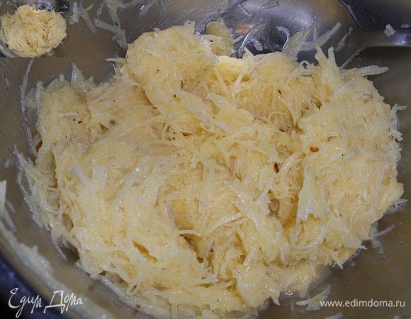 Затем картофель отжать руками и переложить в мисочку к яйцу с солью и специями, все хорошо перемешать.