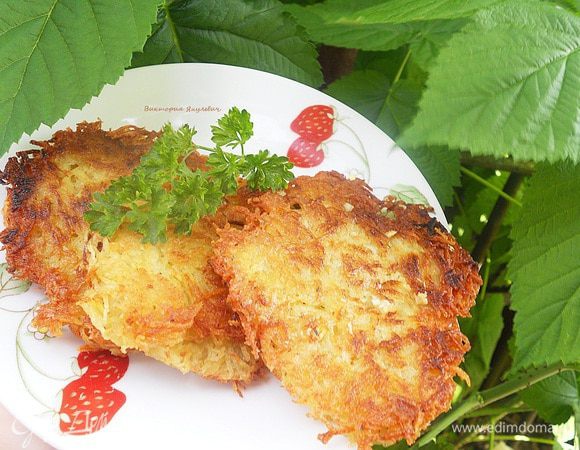 Чеснок пропустить через пресс и смазать им горячие драники. Приятного аппетита, очень вкусно со сметаной!