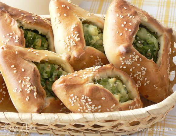 пирожки смазать разболтанным желтком (1 желток + 1 ч.л. молока), посыпать верх кунжутом.
Печь в духовке, как обычное дрожжевое тесто, пока не зарумянятся.
