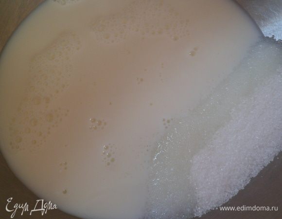 в теплое молоко добавляем сахар,помешиваем