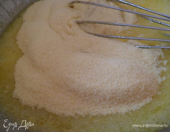 Затем вводим манку,муку и разрыхлитель