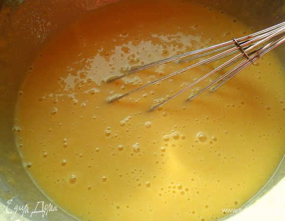 все хорошо перемешиваем,слегка взбиваем