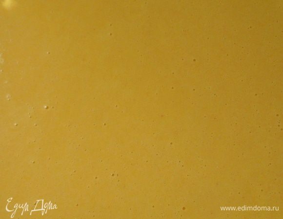 заливаем в форму смазаную маслом или кунжутной пастой