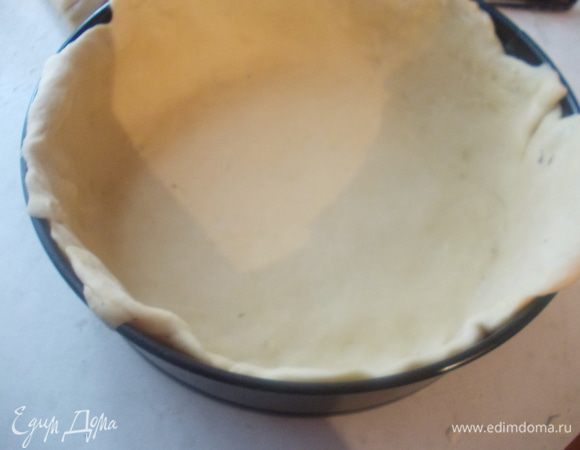 Смазать сливочным маслом противень и выложить раскатанное, слоенное тесто.