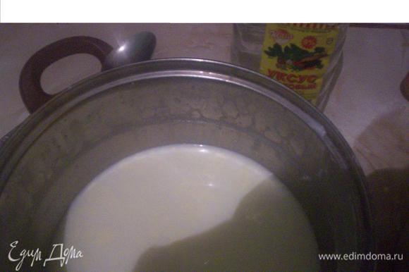 В молоко добавляем уксус и отставляем смесь на пять - десять минут