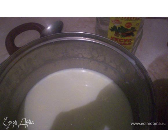 В молоко добавляем уксус и отставляем смесь на пять - десять минут