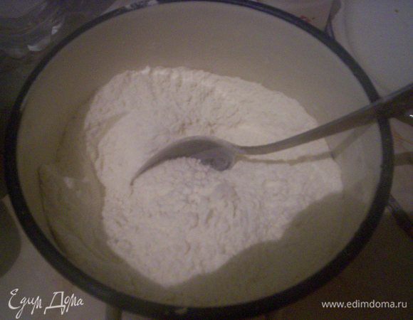 В миске смешиваем все сухие ингредиенты : муку, сахар, соду, разрыхлитель, ванилин. Добавляем эту смесь к молоку с уксусом, перемешиваем венчиком. Тесто получается достаточно густым.