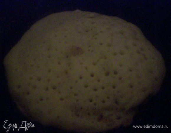 Выпекаем на медленном огне до того момента пока верхняя сторона не станет пористой, потом переворачиваем
