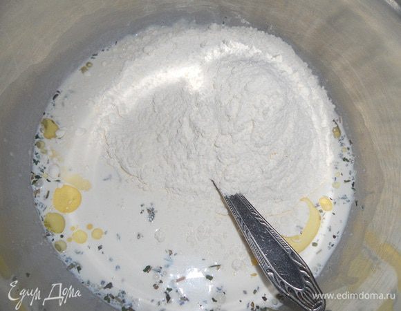 Дрожжи смешать со сливками, посолить, добавить травы, масло и 120 г муки - перемешать.