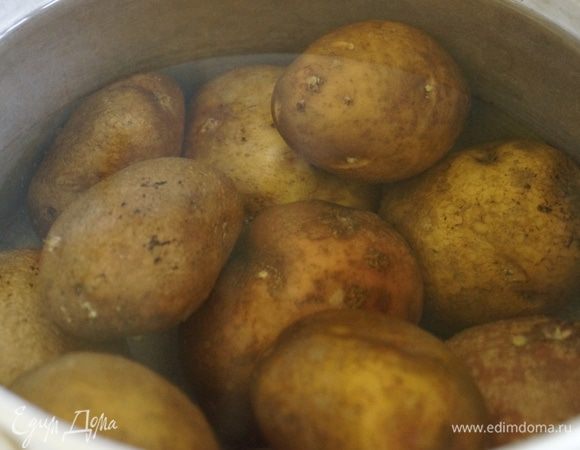 Картофель отварить в мундире, до готовности