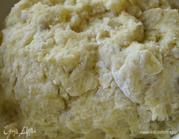 Добавить яйца, соль и муку и хорошо перемешать, получится липкое картофельное тесто