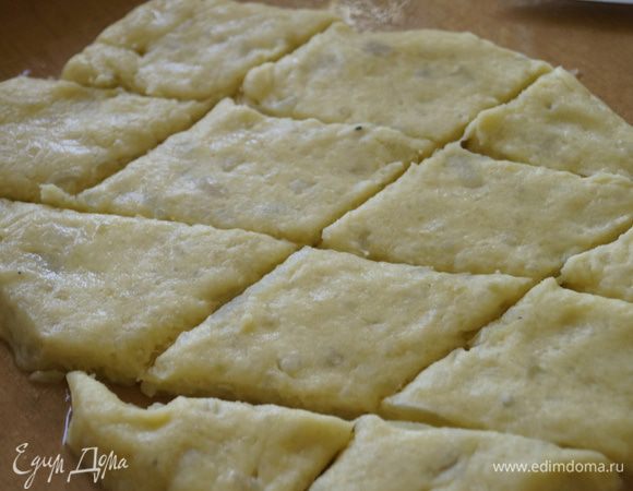 Картофельное тесто раскатать в пласт, не очень тонко и нарезать ромбами