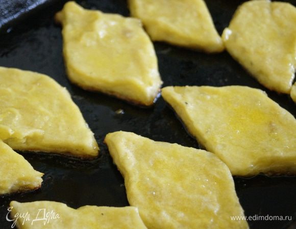 Выложить картофельные ромбики на противень смазанный маслом. Смазать сурки взбитым яйцом и поставить в разогретую до 180 градусов духовку на 10-15 минут