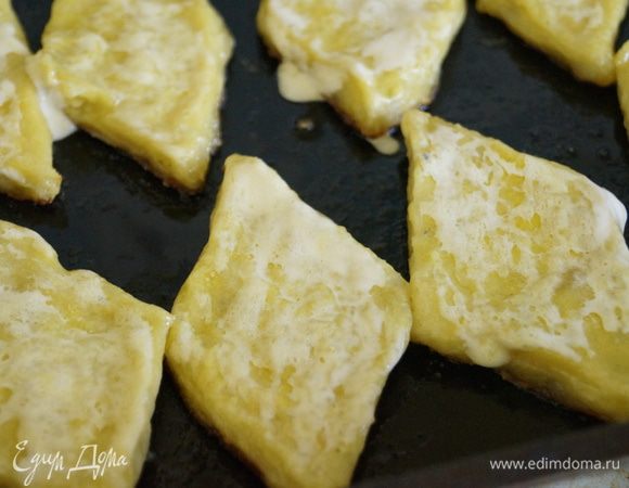 Вынимаем противень из духовки и обмакиваем каждый ромбик в растопленное сливочное масло, поливаем сметаной и ставим в духовку еще на 10 минут.