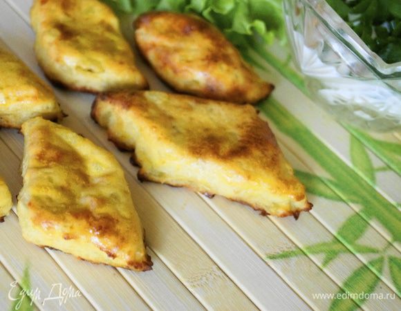 Для соуса: Соединить в блендере творог, молоко и соль, посыпать мелко нарезанным зеленым луком. Готовые сурки подавать с творожным соусом. Приятного аппетита!!!