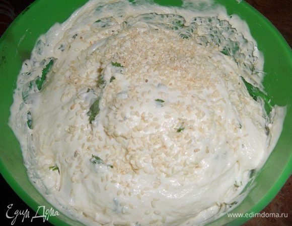 Тесто должно увеличиться втрое в объеме, смочить при помощи кисточки слегка верх теста и посыпать кунжутом, форму с тестом аккуратно перенести в духовку, выпекать при температуре 160 до готовности.