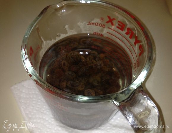 Изюм залить горячей водой и оставить на 5минут.