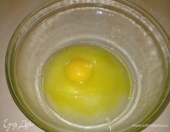 Растопить сливочное масло, добавить сахар, соль, растительное масло, яйцо.