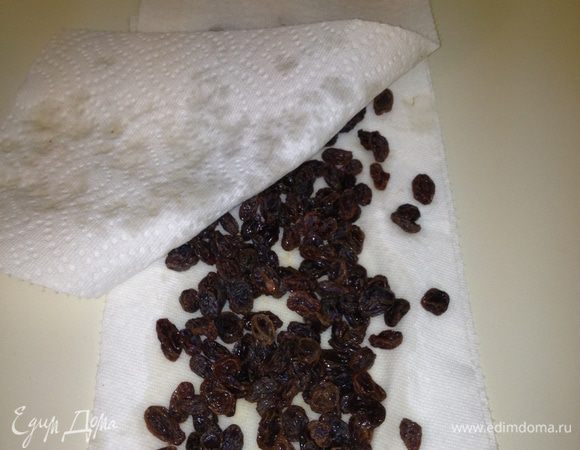 Слить воду, посушить бумажным полотенцем, присыпать мукой.