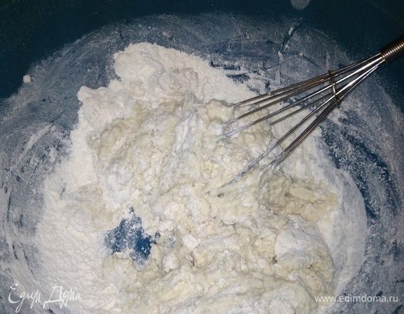 В молоко с дрожжами влить кефир и немного просеянной муки, перемешать...